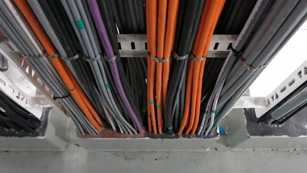 Kabelgjennomføring basert på silikon/gummi gir fleksibilitet for både designer og elektriker helt frem sjøsetting av skipet.
