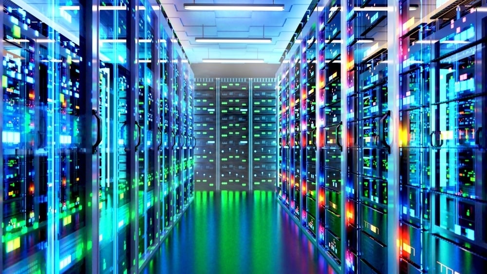 Datasenter med serverrack, der forsvarlig tetting av rør- og kabelgjennomføringer er viktig for brann-, vann- og gasstetthet.